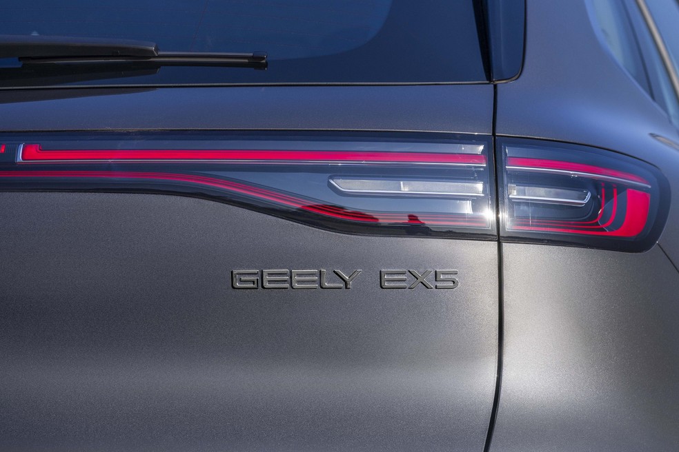 Lanterna do Geely EX5 Max 2026 pode ser confundida com a do Tiggo 7 — Foto: Divulgação