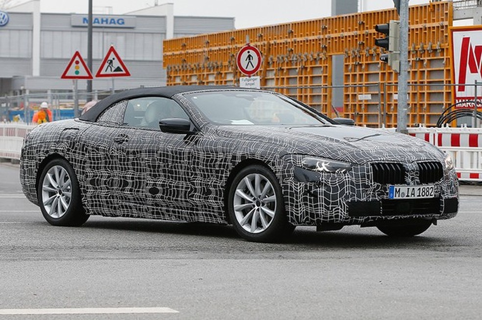 BMW Série 8 Cabrio flagrado em testes (Foto: Automedia) — Foto: Auto Esporte