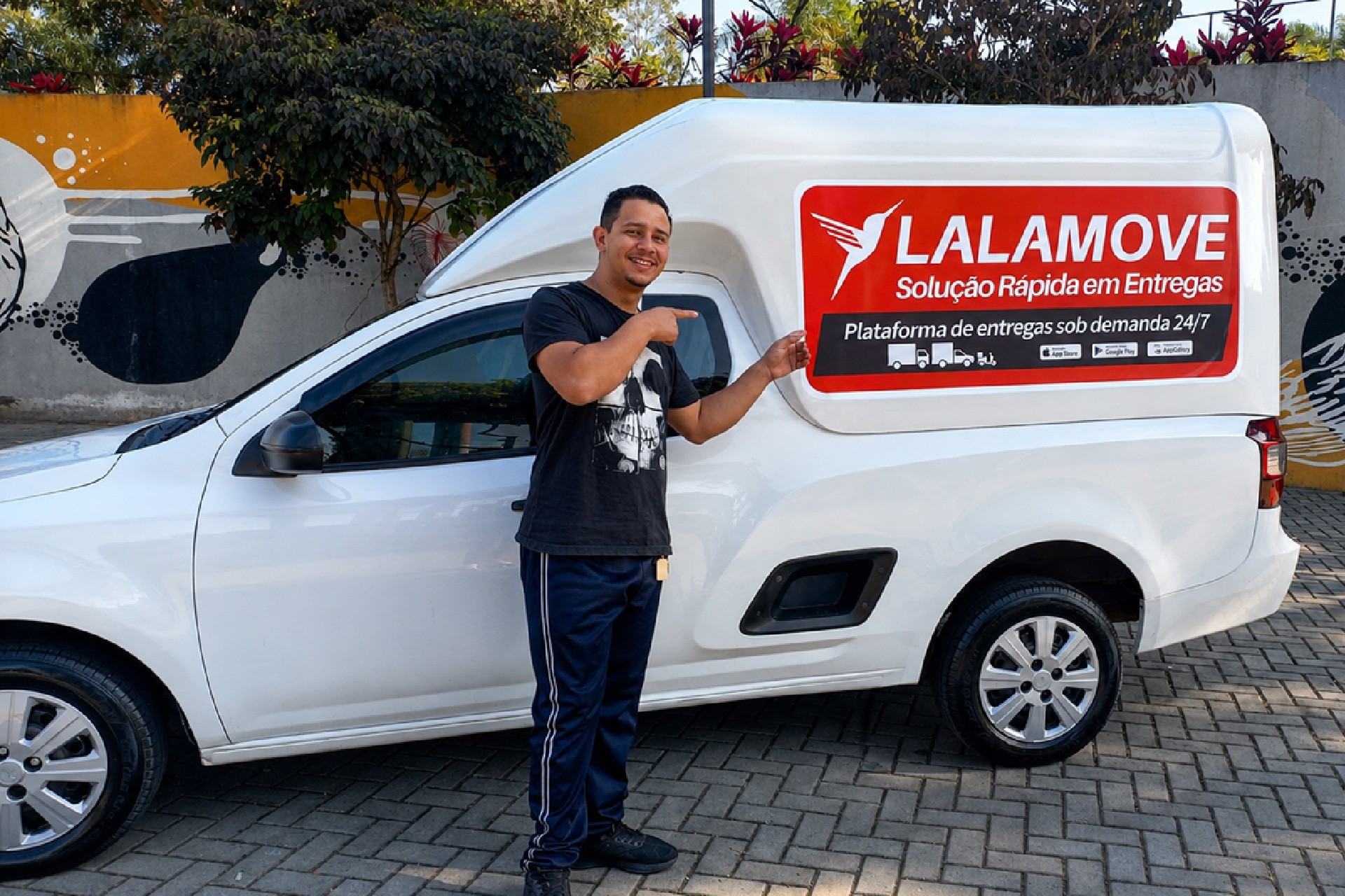 Motoristas de app viram entregadores e usam o carro para pequenos fretes