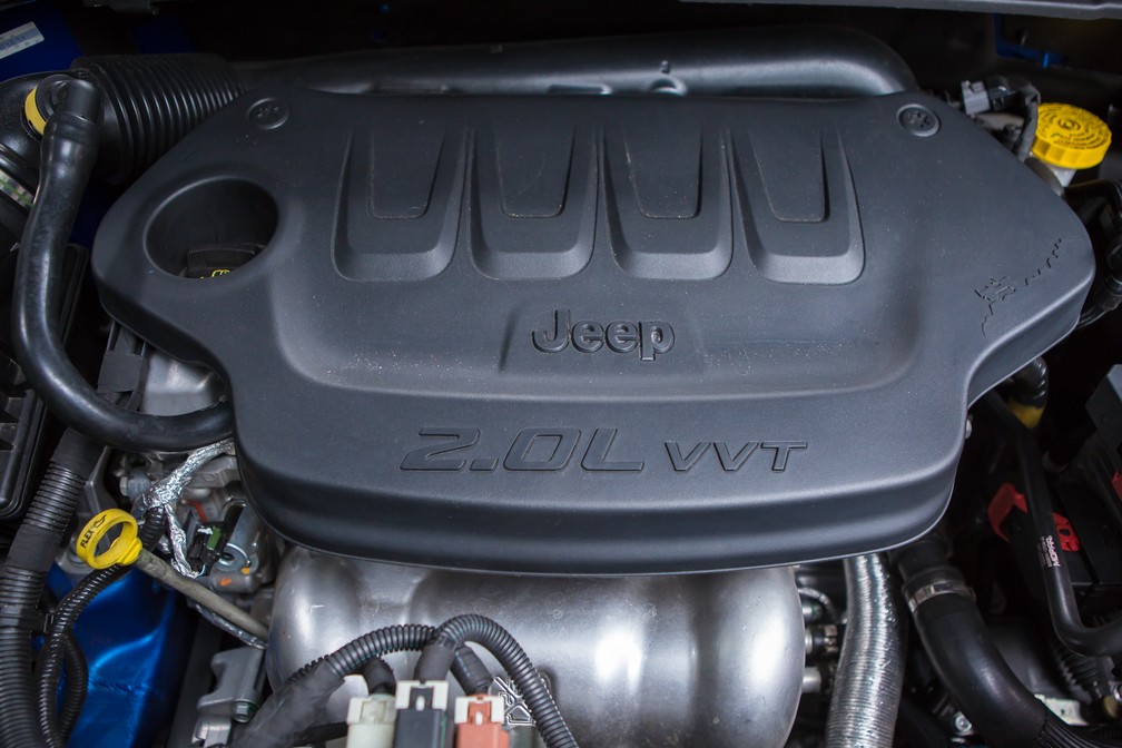 Motor 2.0 do Compass desenvolve 166 cv, mas cobra o preço no consumo — Foto: Celso Tavares/G1