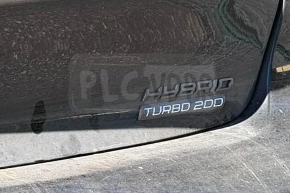 Peugeot 208 híbrido traz nomenclatura que faz alusão ao conjunto mecânico — Foto: Placa Verde/Reprodução