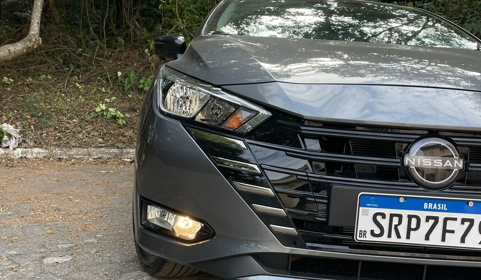 Nissan Versa SR 2025 traz conjunto óptico dianteiro todo halógeno — Foto: Cauê Lira/Auto News Brasil