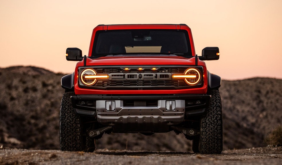 Faróis auxiliares e luzes direcionais são âmbar no Bronco Raptor — Foto: Divulgação