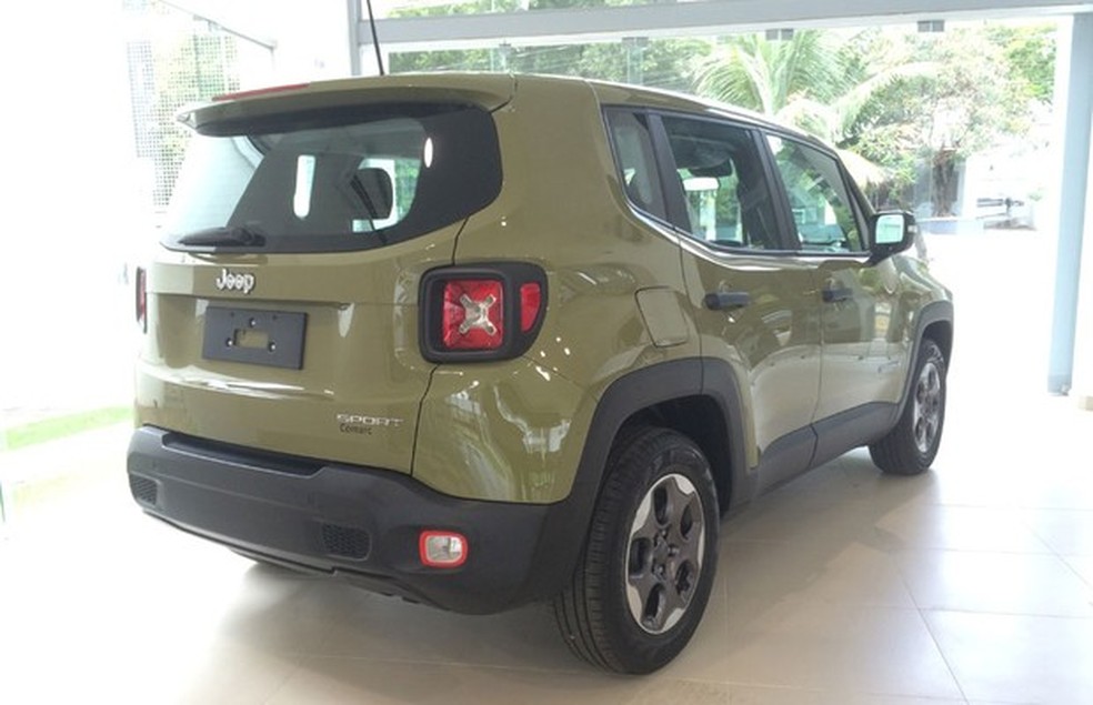 Traseira do Jeep Renegade verde em revenda de São Paulo (Foto: Guilherme Blanco Muniz/Auto News Brasil) — Foto: Auto Esporte