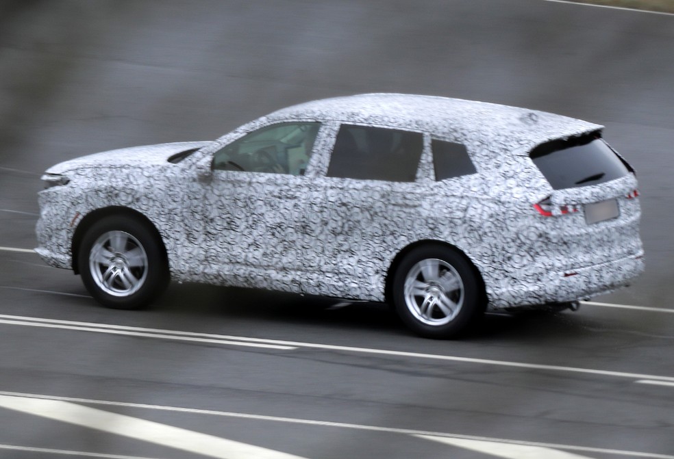 Traseira exibe lanternas tridimensionais horizontais que podem se prolongar verticalmente — Foto: Automedia