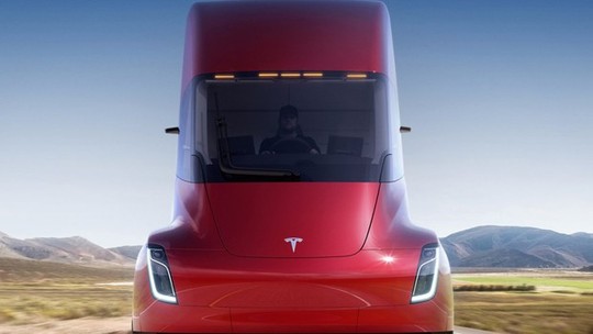 Tesla apresenta caminhão elétrico Semi com autonomia de 800 km