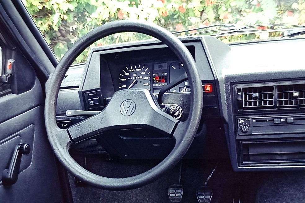  Painel da versão era absolutamente simples e extremamente básico — Foto: Acervo MIAU/Auto News Brasil