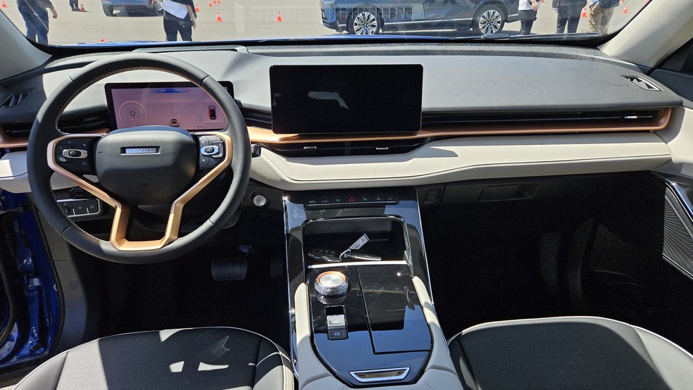 Cabine do GWM Haval H6 PHEV19 2025 ganha novo revestimento nos bancos e apliques na cor cobre no painel e no volante — Foto: Leonardo Felix/Auto News Brasil