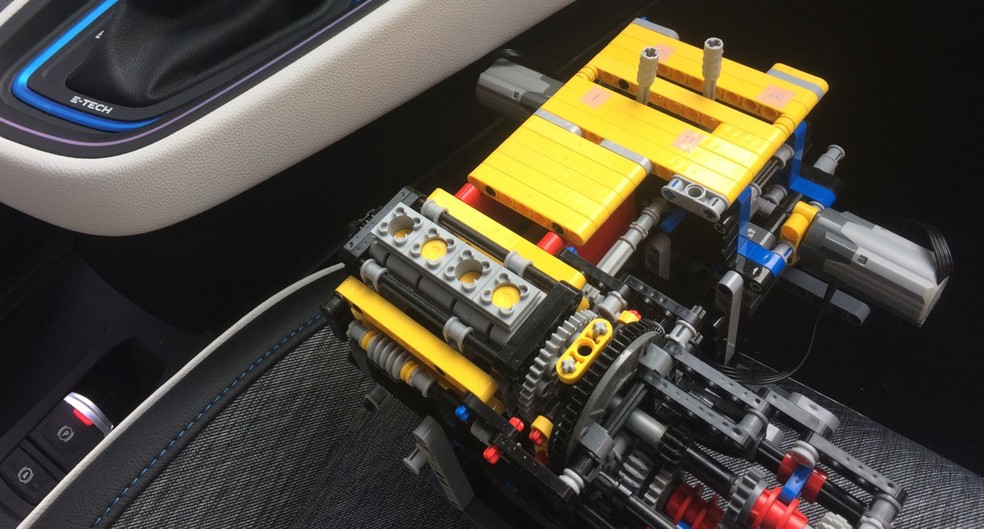 Protótipo de conjunto híbrido construído com peças em Lego por engenheiro da Renault — Foto: Divulgação