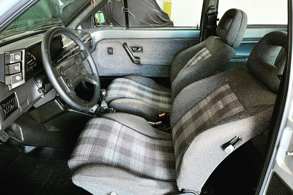 A cor cinza prevalecia na cabine do Volkswagen Voyage Sport 1993  — Foto: Divulgação/797 veículos