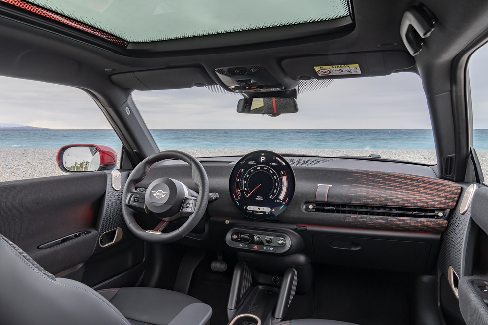 Mini Cooper JCW não tem cluster e aposta em um head-up display — Foto: Divulgação