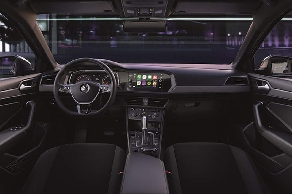 VW Jetta tem central multimídia sofisticada, mas conta com quadro analógico (Foto: Divulgação) — Foto: Auto Esporte