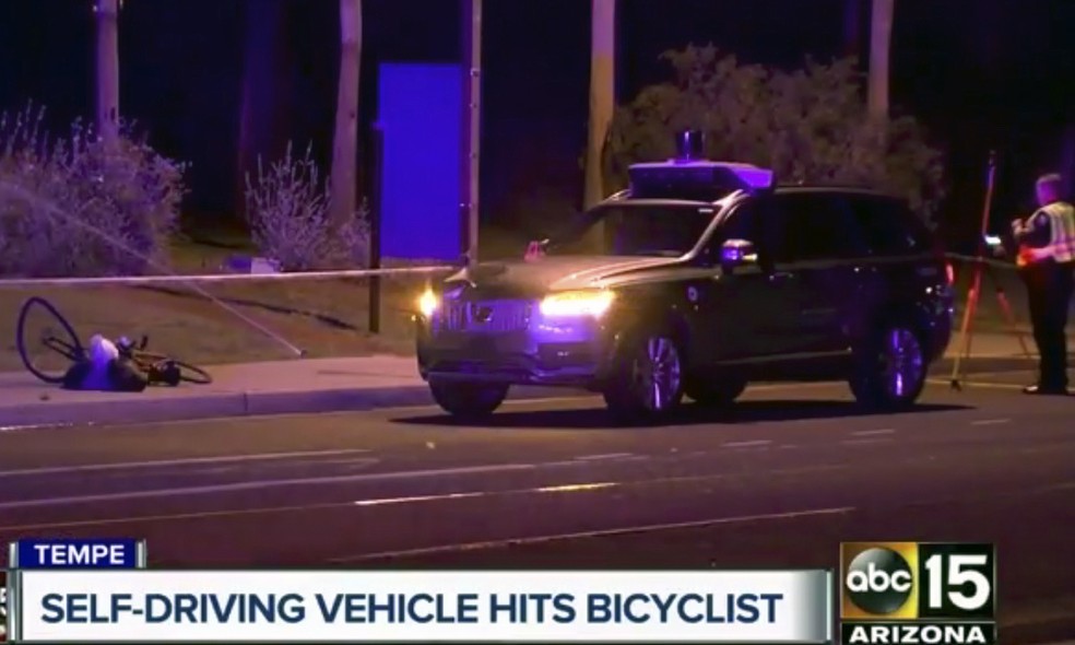 Imagem divulgada pela rede ABC mostra carro da Uber e bicicleta amassada no local do acidente — Foto: ABC-15.com via AP