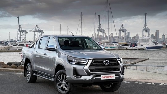 Fernando Alonso antecipa a nova Toyota Hilux 2021 reestilizada