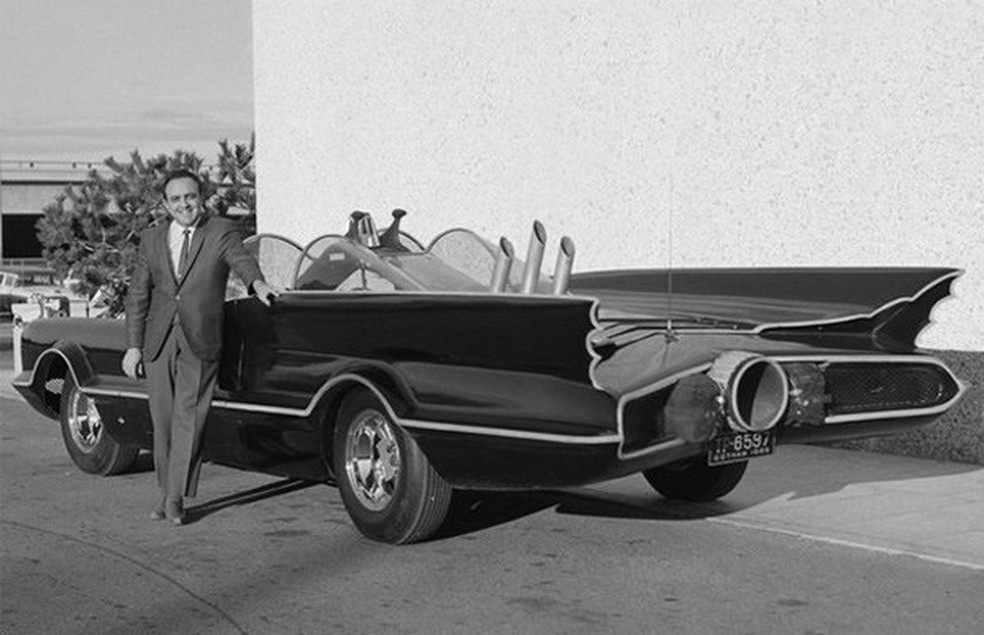 George Barris posa ao lado do seu Batmóvel (Foto: Reprodução/Barris Kustom) — Foto: Auto Esporte