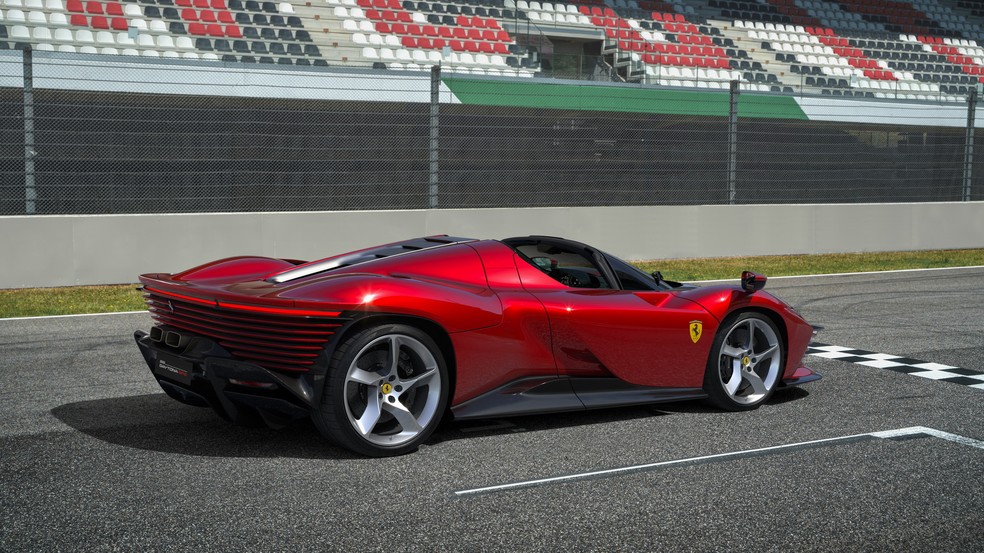 A traseira da Ferrari Daytona SP3 é muito imponente com linhas bem modernas  — Foto: Ferrari/Divulgação
