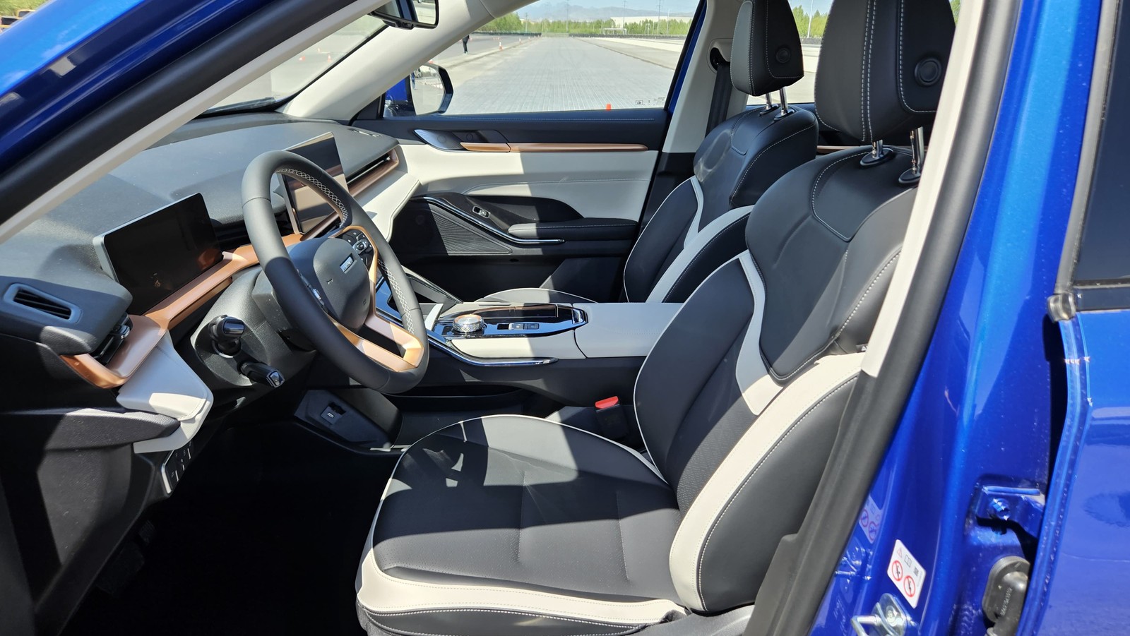 Bancos de couro do GWM Haval H6 PHEV19 2025 têm revestimento bicolor — Foto: Leonardo Felix/Auto News Brasil