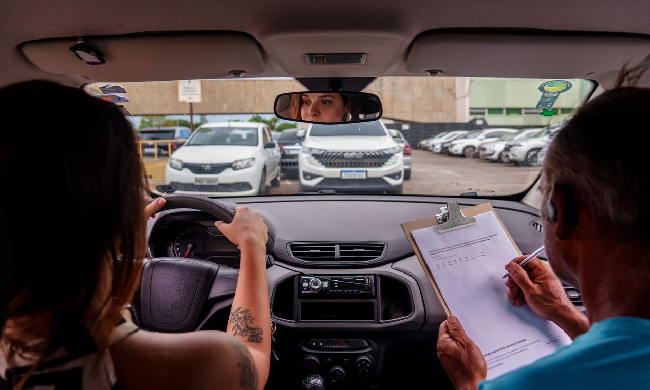 Pedidos para tirar CNH no Brasil quadruplicam com novas regras