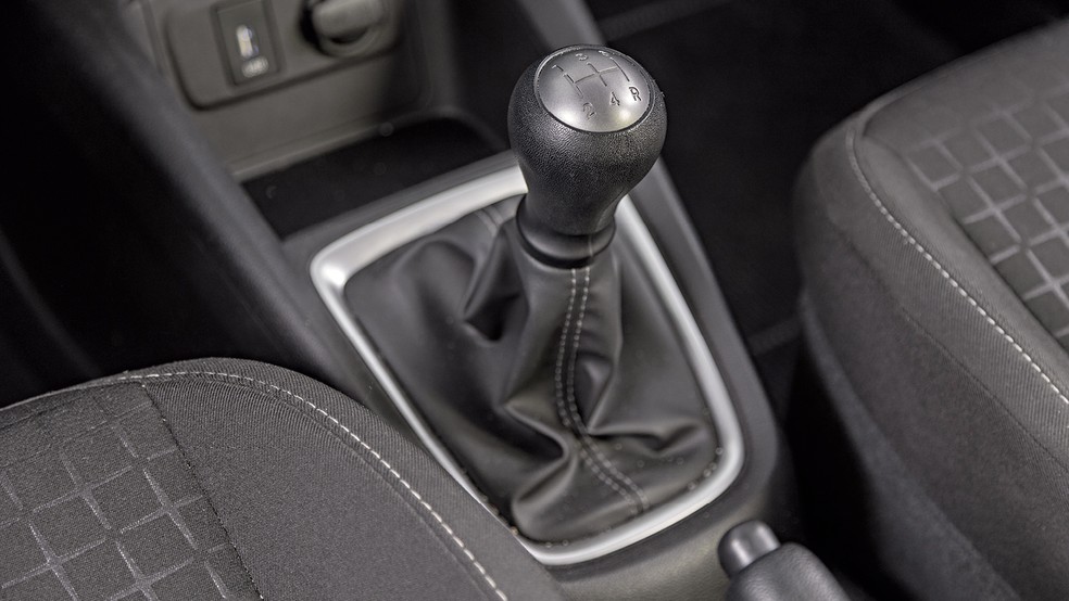 Câmbio tem engates suaves e curtos, mas a ré vive enroscando no Hyundai HB20 Sense Plus  — Foto: Renato Durães/Auto News Brasil