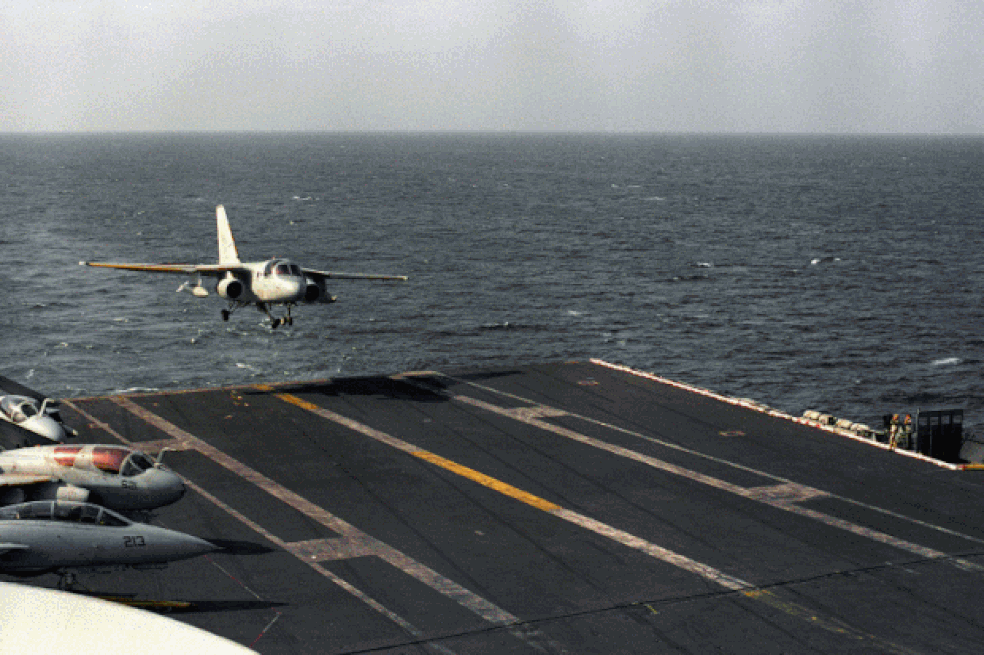 Um S-3A Viking com problemas no trem de pouso é parado por rede no porta-aviões USS Abraham Lincoln (Foto: US Navy/Divulgação) — Foto: Auto Esporte