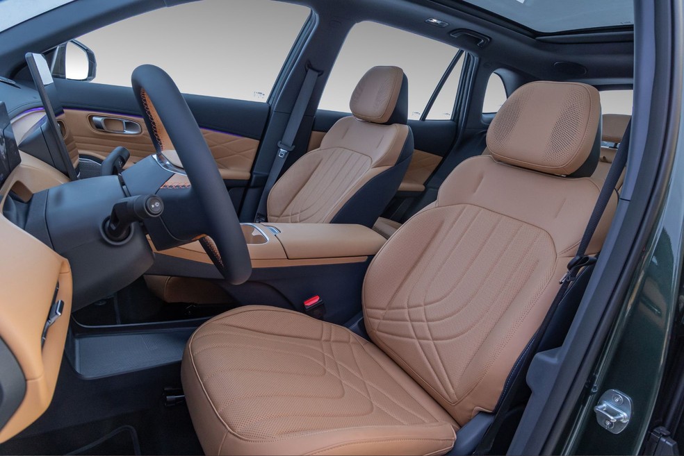 Geely EX5 EM-i Ultra 2027 tem tom caramelo exclusivo  — Foto: Renato Durães/Auto News Brasil