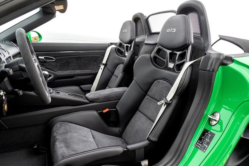 Bancos tipo concha não têm ajustes elétricos, mas abraçam fortemente (Foto: Divulgação) — Foto: Auto Esporte