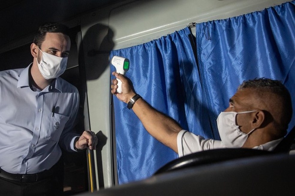 A limpeza dos ônibus fretados foi reforçada, a ocupação é restrita e todos os passageiros têm sua temperatura aferida (Foto: Divulgação) — Foto: Auto Esporte