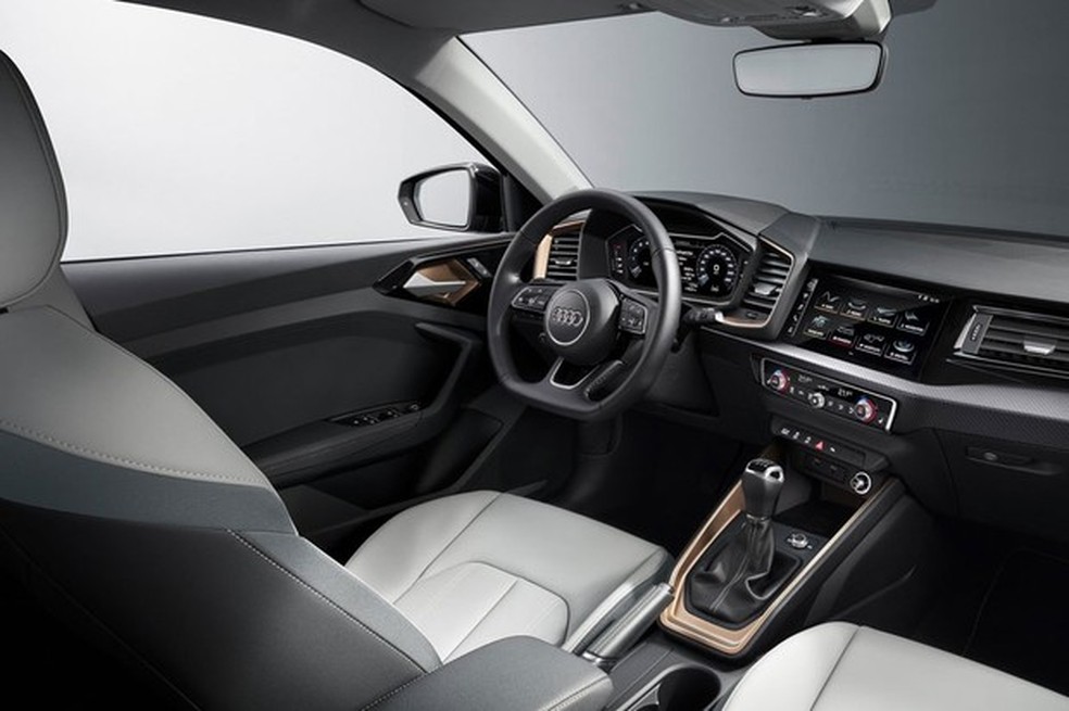 Claro que o painel do A1 é mais sofisticado que o do VW Polo (Foto: Divulgação) — Foto: Auto Esporte