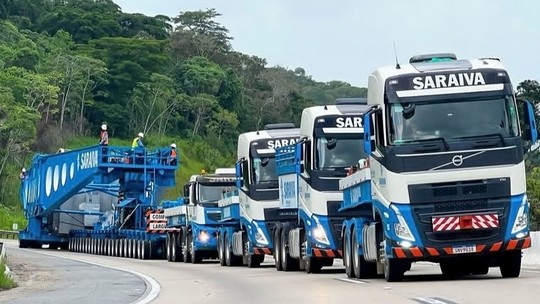 Supercarreta do transformador tem 114 metros, 57 eixos e pesa 600 toneladas Supercarreta do transformador tem 114 metros, 57 eixos e pesa 600 toneladas