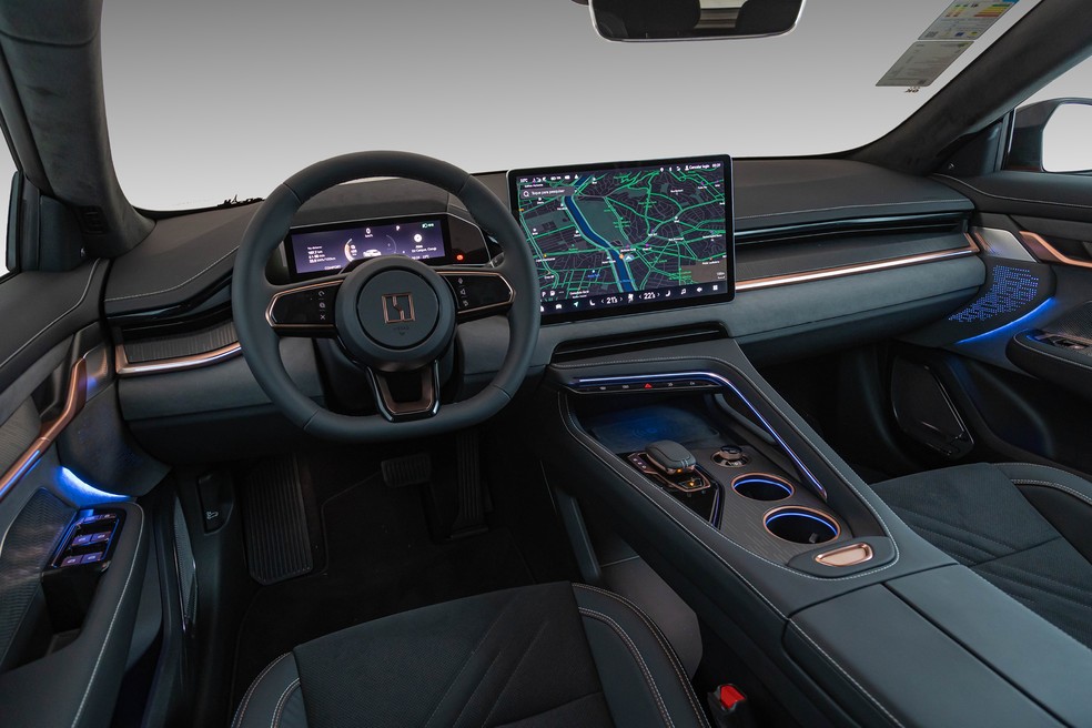 001 tem central de 15,4", som Yamaha de 11 alto-falantes e rodas aro 22 — Foto: Renato Durães/Auto News Brasil