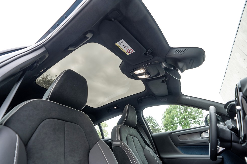 Volvo C40 Recharge tem teto solar fixo e sem cortina, já que o vidro é tratado para proteger os ocupantes dos raios solares — Foto: Diculgação