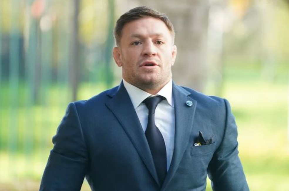 McGregor aparece no tribunal para se defender das acusações de direção perigosa — Foto: Reprodução