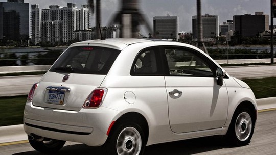 Fiat 500 ganha linha 2017 e novos itens por R$ 61.396