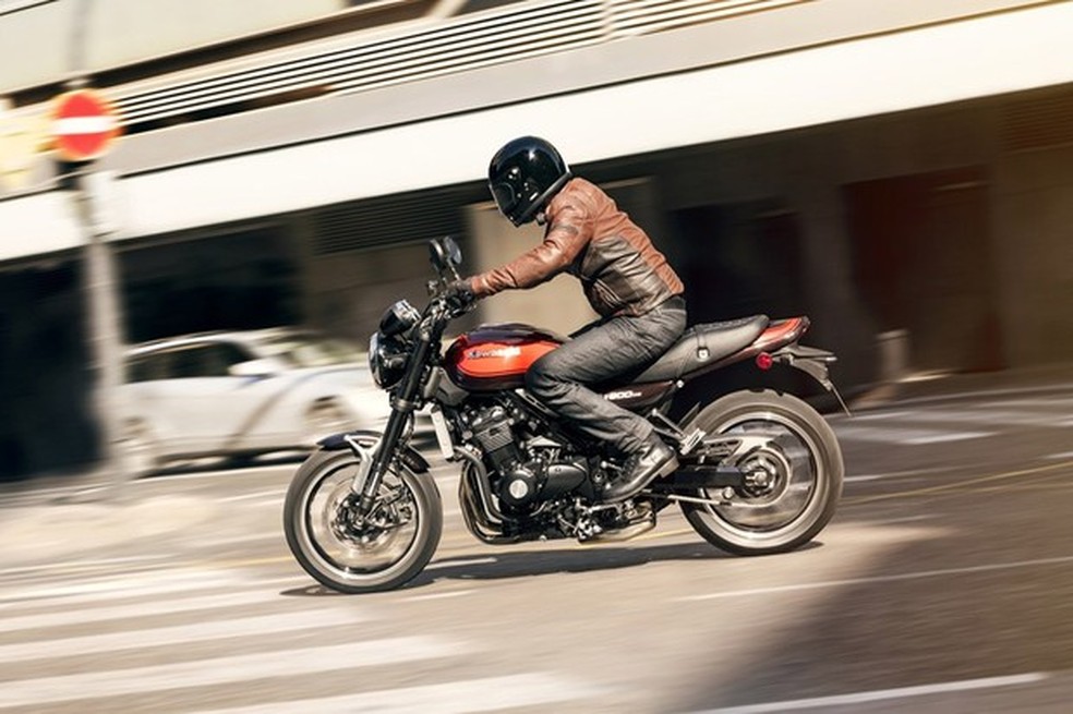 A posição de pilotagem é mais ereta que na Z900 (Foto: Divulgação) — Foto: Auto Esporte