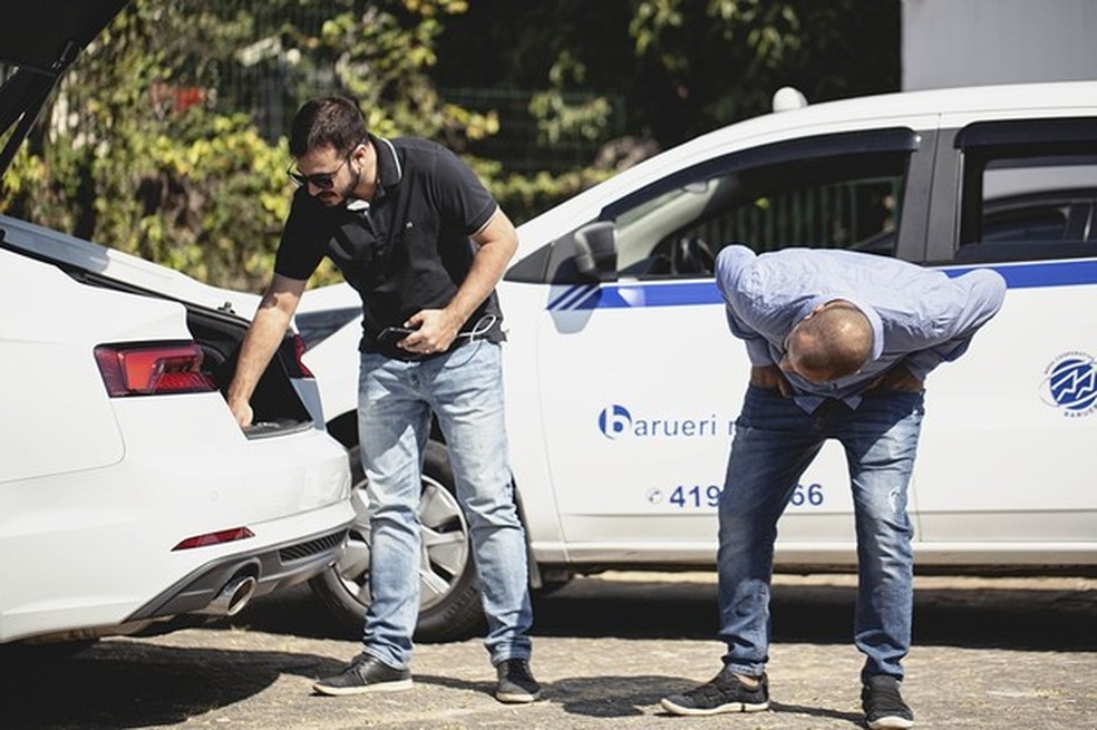 Taxista Bruno Almeida procura cilindros de GNV (Foto: Fabio Aro/Auto News Brasil) — Foto: Auto Esporte