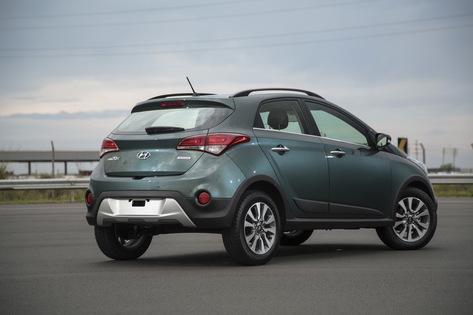 Traseira e lateral do Hyundai HB20X