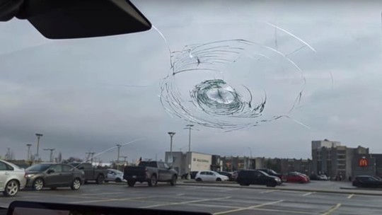 Motorista de Tesla Model 3 flagra "martelo voador" em rodovia ao apertar a buzina; entenda