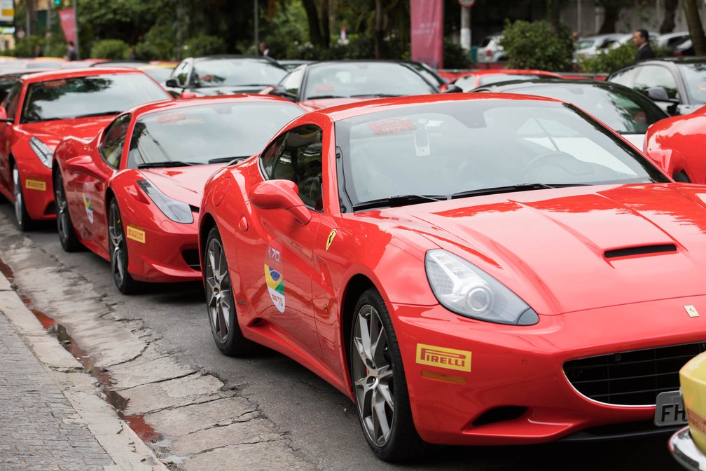Cerca de 100 veículos da marca italiana percorreram as ruas de São Paulo  — Foto: Celso Tavares/G1