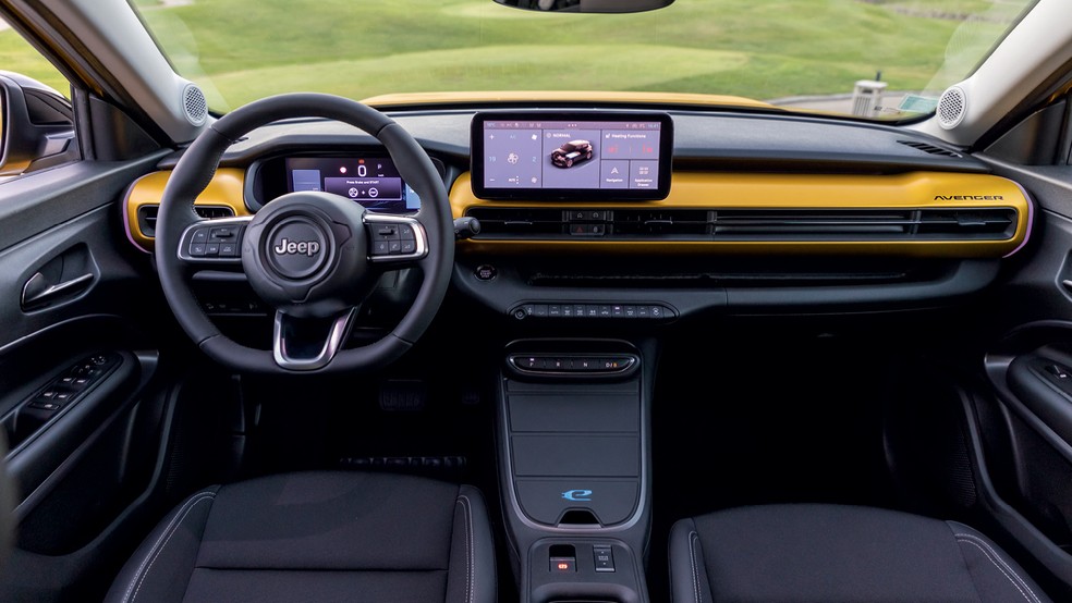 Jeep Avenger tem interior limpo e alavanca de câmbio substituída por botões — Foto: Divulgação