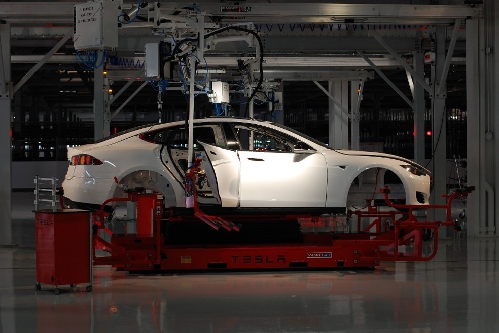 Linha de montagem da Tesla na fábrica dos Estados Unidos (Foto: Wikimedia Commons) — Foto: Auto Esporte