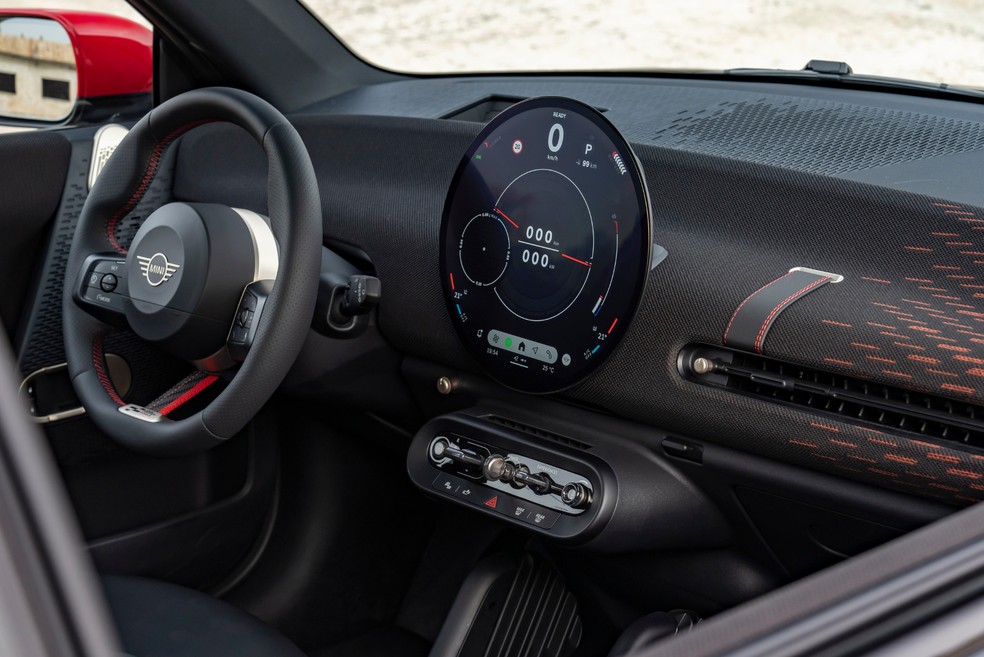 Central multimídia OLED redonda tem 240 mm e é característica dos modelos da Mini  — Foto: Divulgação