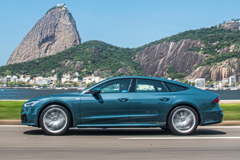 Perfil é enriquecido pelo capô longo, teto baixo e comprimento de limusine (Foto: Divulgação) — Foto: Auto Esporte