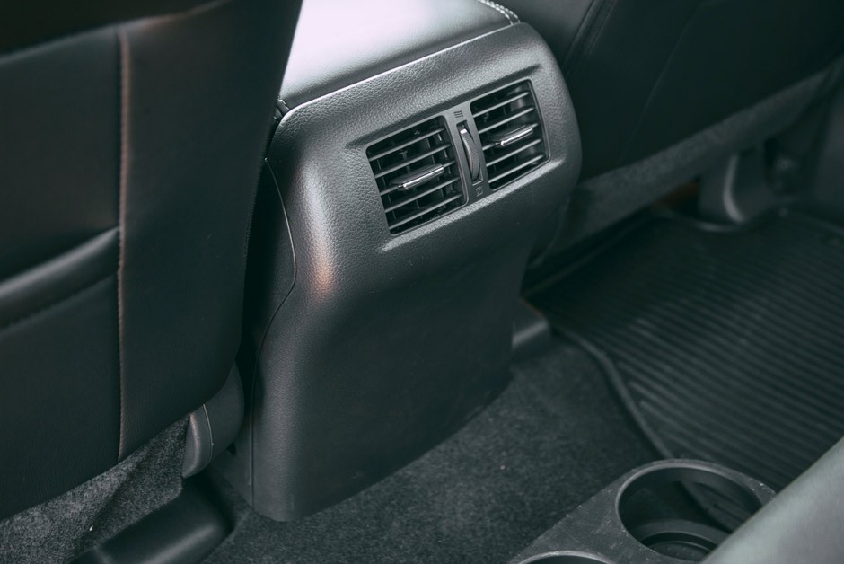 O banco traseiro da Nissan Frontier tem porta-copo e saídas de ar