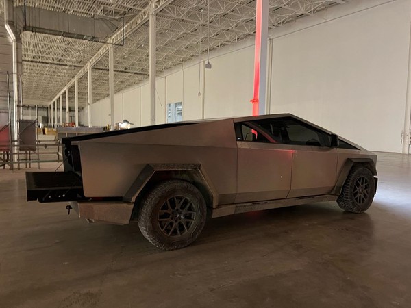 Tesla Cybertruck encanta podcaster Joe Rogan, pivô da briga entre ...