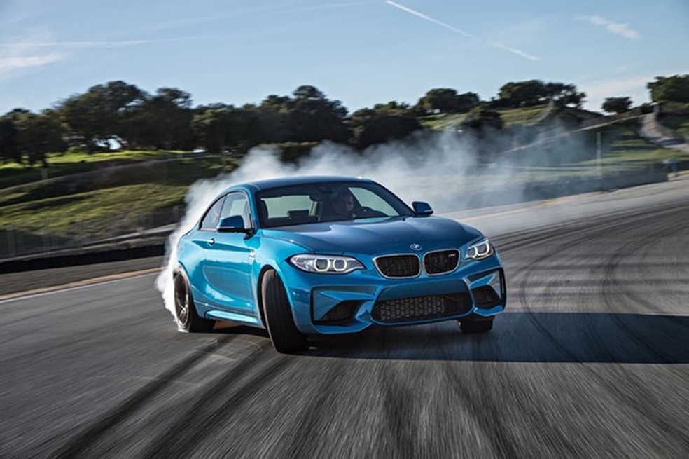 BMW M2 será vendido com câmbio automático e manual no Brasil (Foto: Divulgação) — Foto: Auto Esporte