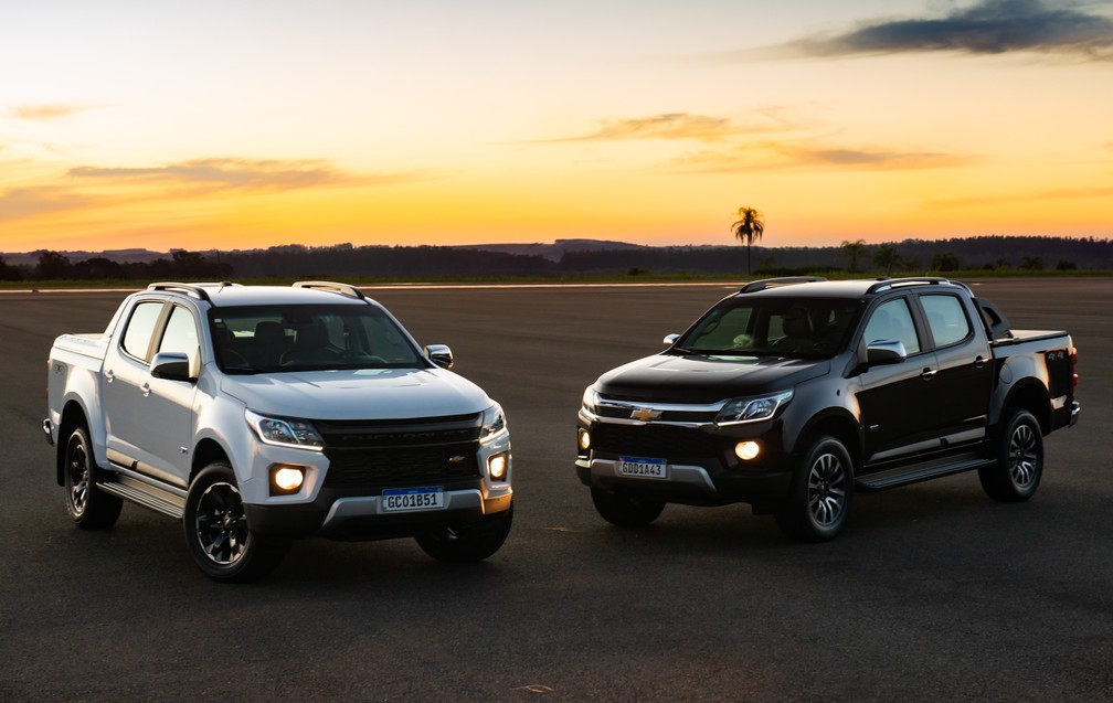 Chevrolet S10 High Country à esquerda e LTZ à direita — Foto: Divulgação/Chevrolet