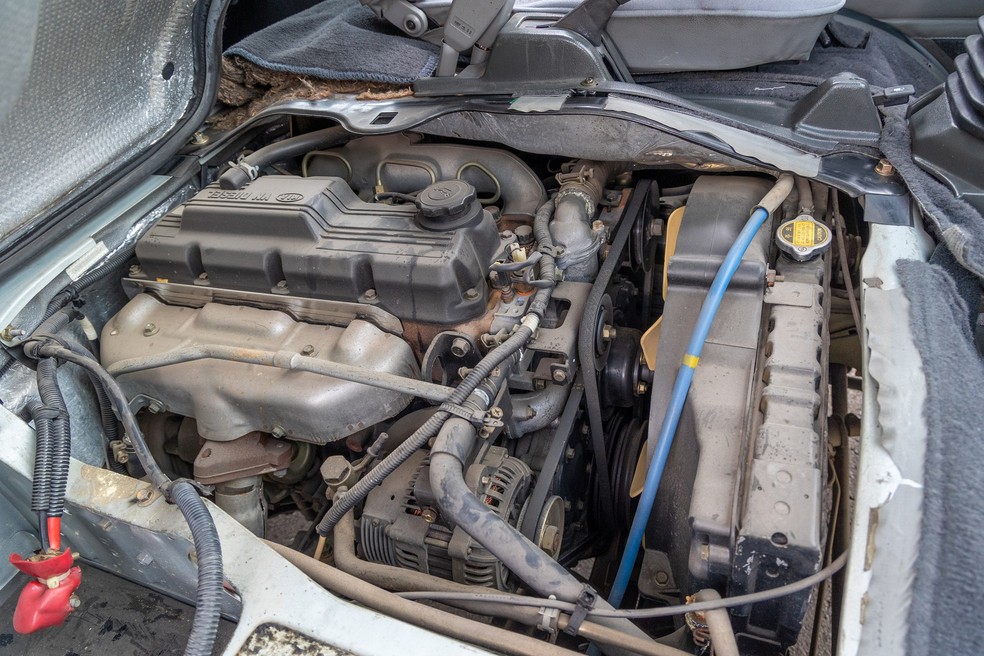 Motor está localizado abaixo dos bancos frontais — Foto: Renato Durães/Auto News Brasil