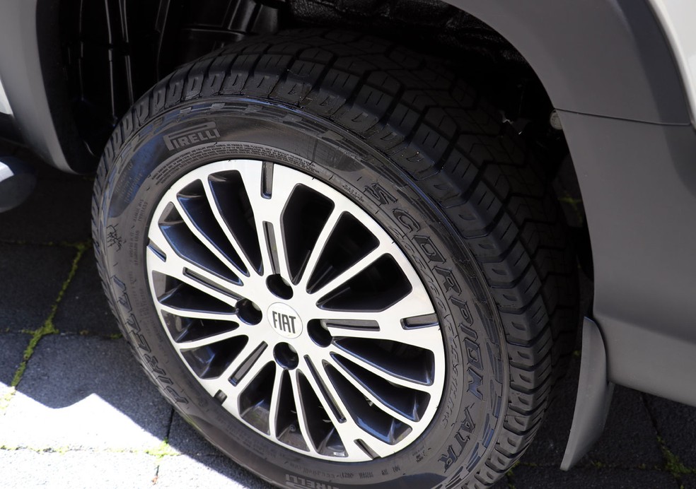 Rodas de 15 polegadas da Fiat Strada CVT têm desenho exclusivo — Foto: André Paixão/Auto News Brasil