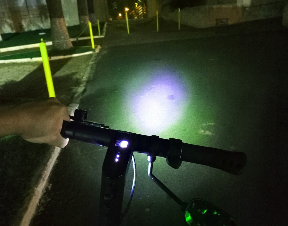 Farol dianteiro com luz de LED realmente ilumina o caminho. No display, o velocímetro e o indicador de carga da bateria — Foto: Ulisses Cavalcante