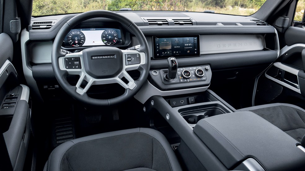 Land Rover Defender 110 X P400e - Painel e console transitam o tempo todo entre moderno e "raiz" — Foto: Divulgação